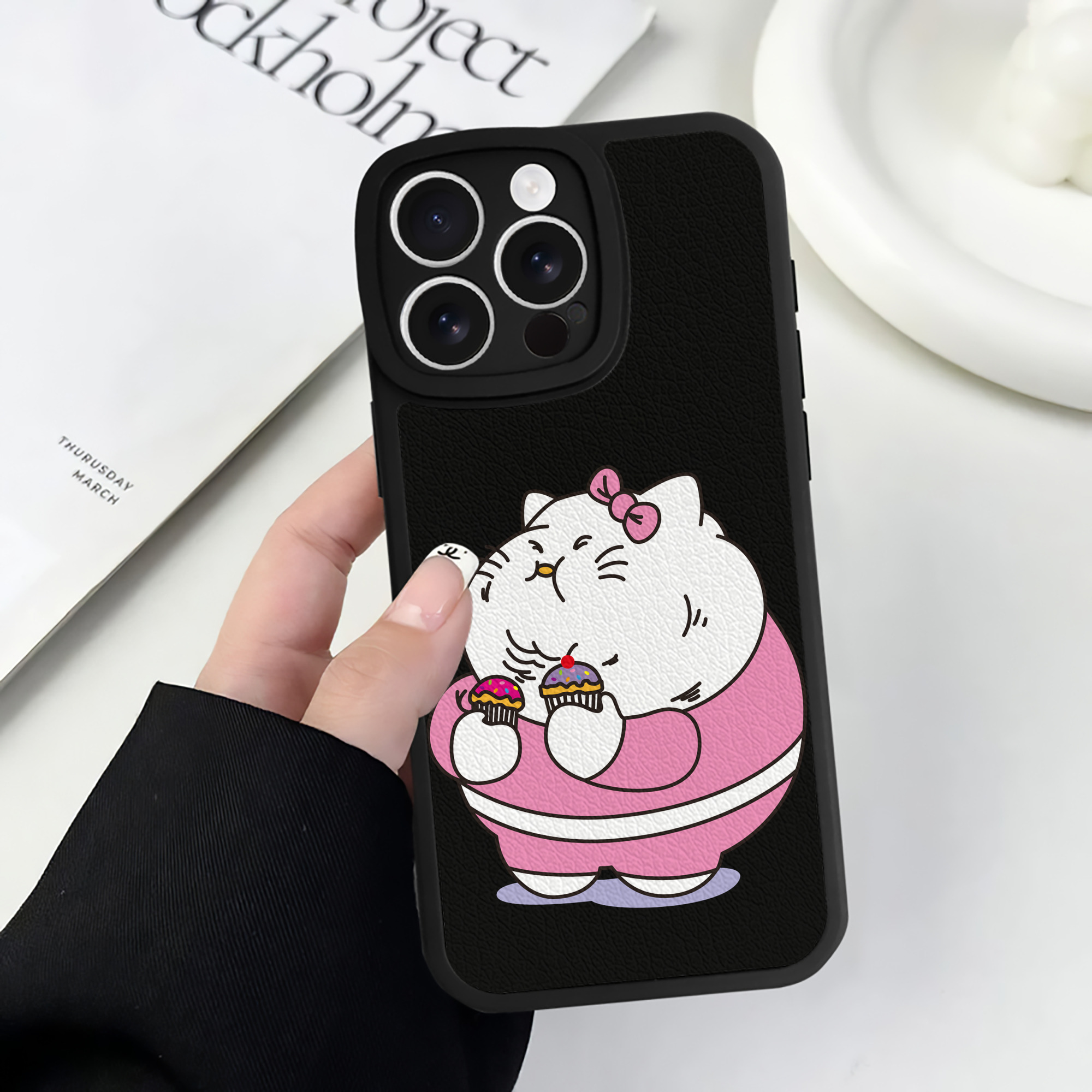 （画像用） Hello Kitty ハローキティ 【iPhone 16シリーズ対応】シリコンスマホケース（レザー調） 材質：シリコン
